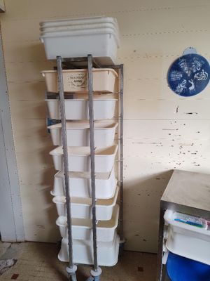 une pile de conteneurs posée sur un rayonnage métallique dans une pièce