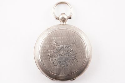 une image représentant une montre de poche en argent sur laquelle figure l'effigie d'un cheval