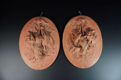 paire de plaques sculptées représentant un homme et une femme à cheval