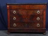 une commode ancienne avec un dessus en marbre et des poignées en laiton