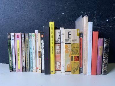 de nombreux livres alignés sur une étagère