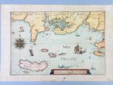 une vieille carte du monde accrochée à un mur bleu, avec une règle