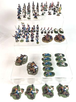 de nombreux petits soldats exposés dans une vitrine