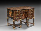 une commode ancienne en bois ornée d'un motif floral