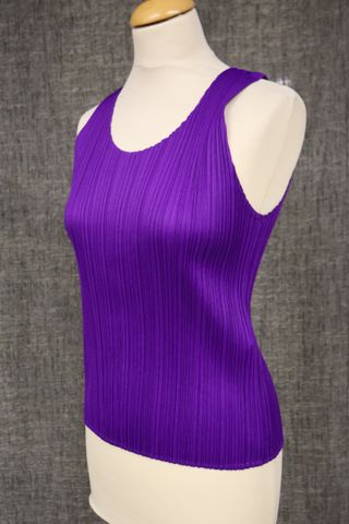 PLEATS PLEASE (ISSEY MIYAKE) - Top sans manche plissé violet. Trè...