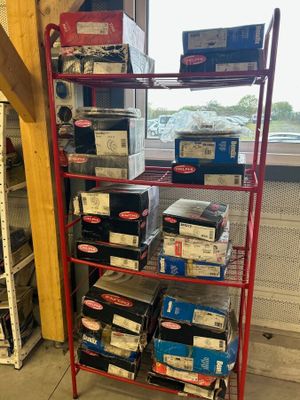 2 étagères et leur contenu de disques