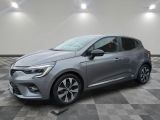 Une voiture grise est garée dans une pièce dont le sol est en damier.
