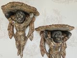 deux appliques murales fixées au mur d'une pièce