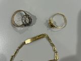 beaucoup de bagues et de bracelets différents sur la table
