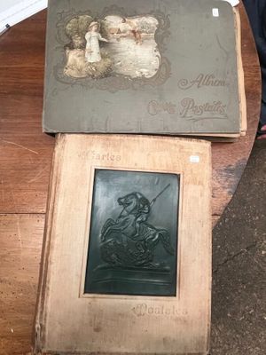 deux livres posés l'un à côté de l'autre sur une table