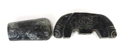 deux morceaux de pierre noire sur une surface blanche