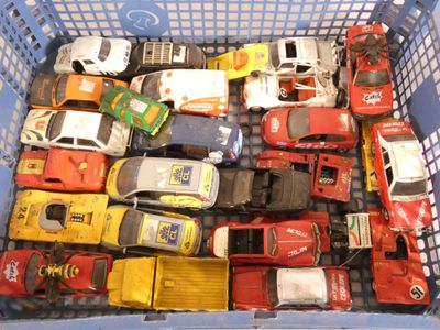 un panier rempli de petites voitures et de petits camions