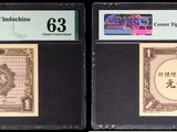 Deux types de monnaie différents sont exposés dans une vitrine.