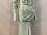 La robe est verte, elle a des manches longues et un col en V.