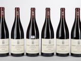 six bouteilles de vin rouge alignées