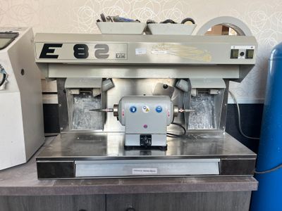 une machine posée sur un comptoir