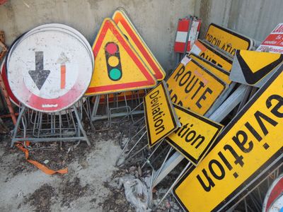 de nombreux panneaux de signalisation qui gisent par terre