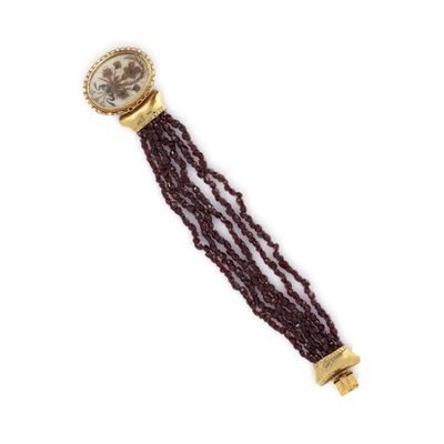 gros plan d'une montre-bracelet entourée d'une chaîne