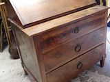 une petite commode en bois dans une pièce