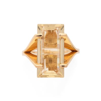 BAGUE retenant une citrine rectangulaire à pans coupés de 7.…