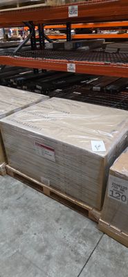 de nombreux cartons posés sur une palette dans un entrepôt