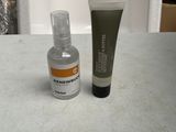 un flacon de lotion et un tube de lotion posés sur un comptoir