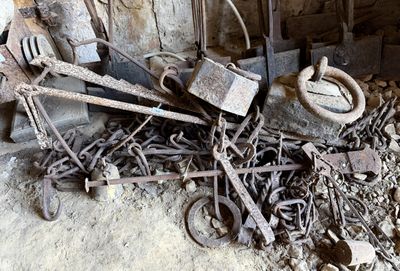 un tas de vieux outils posés par terre