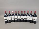 six bouteilles de vin rouge alignées