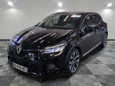 la photo d'une voiture noire garée sur un sol en damier