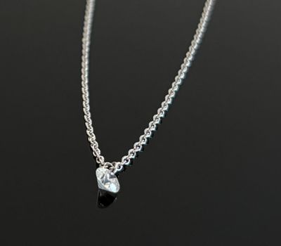un gros plan d'un collier en argent orné d'un cœur