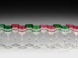 un lot de six verres à vin empilés les uns sur les autres