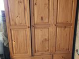 une photo d'une armoire en bois au milieu d'une pièce