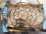 une boîte contenant des objets métalliques