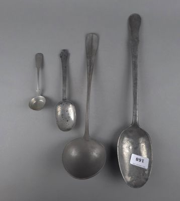 trois cuillères en argent et deux cuillères en argent posées sur une surface grise