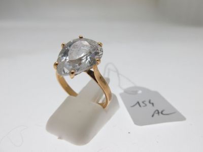 Gros plan sur une bague en or ornée d'un diamant