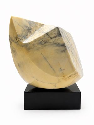 sculpture en marbre représentant un coquillage, posée sur un socle noir, sur fond blanc