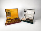 deux types différents d'argenterie dans un coffret