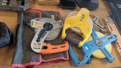 de nombreux outils différents posés ensemble sur la table