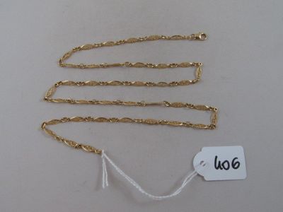 une chaîne en or à laquelle est attachée une étiquette de prix