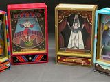 trois boîtes sur lesquelles figurent l'image d'un clown et un clown