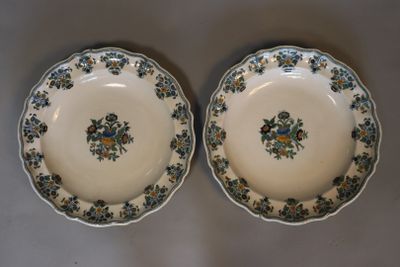 deux assiettes ornées de motifs floraux sont posées sur une table