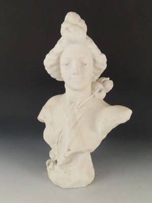 un gros plan sur la statue d'une femme portant un chapeau sur la tête