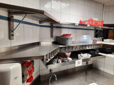 une cuisine offrant beaucoup d'espace de plan de travail