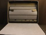 une valise ouverte posée sur une table