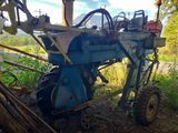 un tracteur qui est à l'arrêt dans la terre