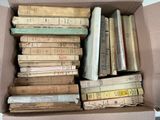 une boîte remplie de vieux livres posée sur une table