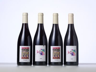 trois bouteilles de vin sont alignées sur une table