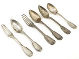 six cuillères en argent et une fourchette posées sur un plateau blanc