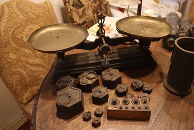 Balance Roberval avec plateaux en laiton et poids incomplets… - Photo 1