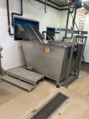 une machine qui se trouve à l'intérieur d'un bâtiment